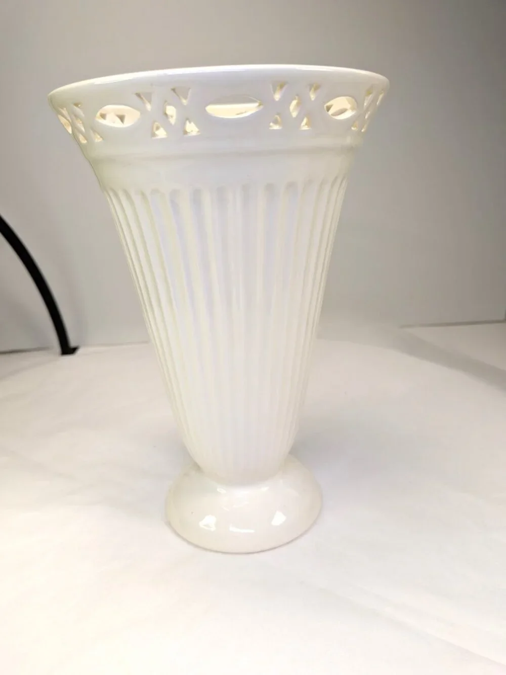VTG Mid-Century White Ribbed Pedestal Vase w Integrated Flower Frog & Lattice